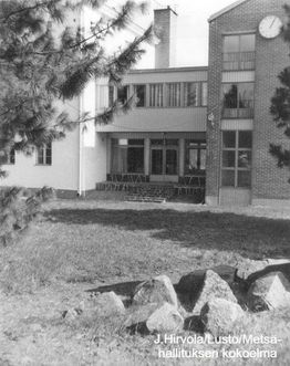 mustavalkokuva Hotelli Hirvaan pihalta
