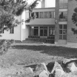 Schwarz-Weiß-Foto des Innenhofs des Hotel Hirva