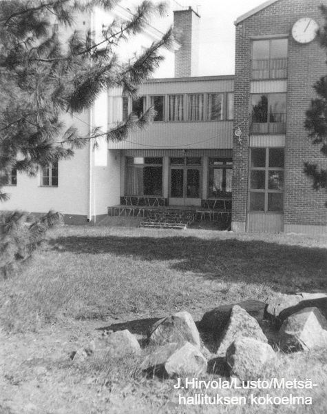 Schwarz-Weiß-Foto des Innenhofs des Hotel Hirva