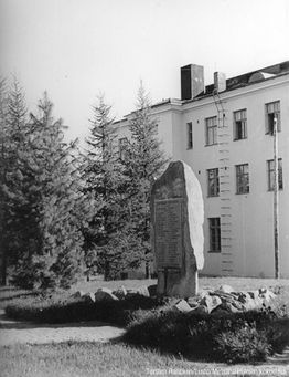 muistomerkki rakennuksen edustalla